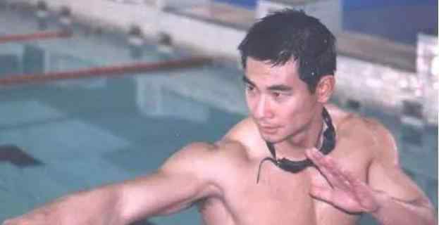 赵文卓与梅艳芳 多情赵文卓：挚爱大9岁梅艳芳，传与蒋勤勤恋爱仅20天，1家5口超幸福