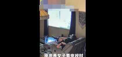 女子看电视时突然尖叫爬出客厅 男友看监控才发现真相原因实在太恐怖了