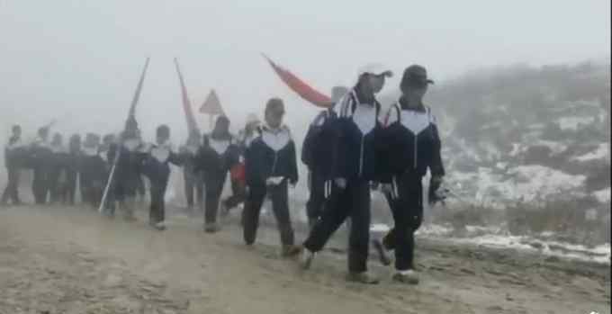 宁夏一中学2000余师生徒步去陵园祭奠英烈，往返路程共54公里