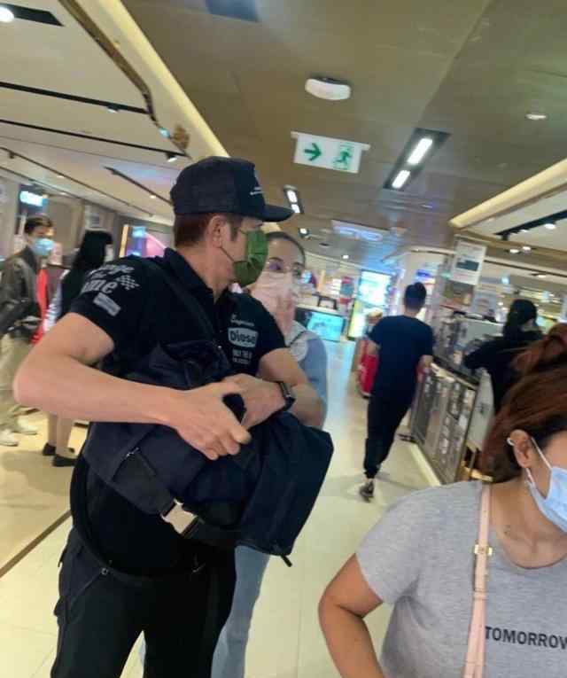 郭富城老婆方媛 郭富城带方媛牵手逛街，主动帮老婆背包好甜蜜，方媛身高超老公