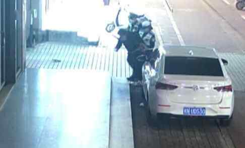 日前,广西钦州,一男子驾驶无牌摩托车遇到交警查车,男子见状丢下车就跑