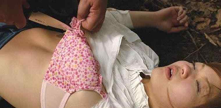 醉酒女强奸男 醉酒女草地上被性侵 兽男精虫上脑全裸强奸美女