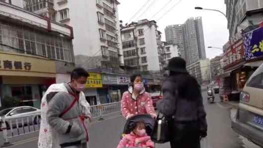 2月10日,贵州贵阳街头,一位大妈偶遇自己的儿子儿媳带着孩子上街,拦下来就是一顿训斥