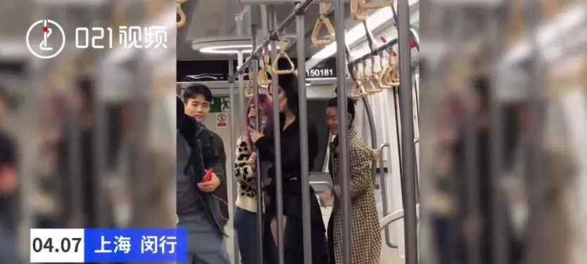 上海一女生妆容恐怖地铁摆拍不戴口罩 拍摄者：同伴也没戴口罩