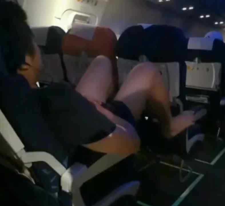 奇葩男子飞机上脱鞋还不停抖脚 刺激气味把乘客熏崩溃