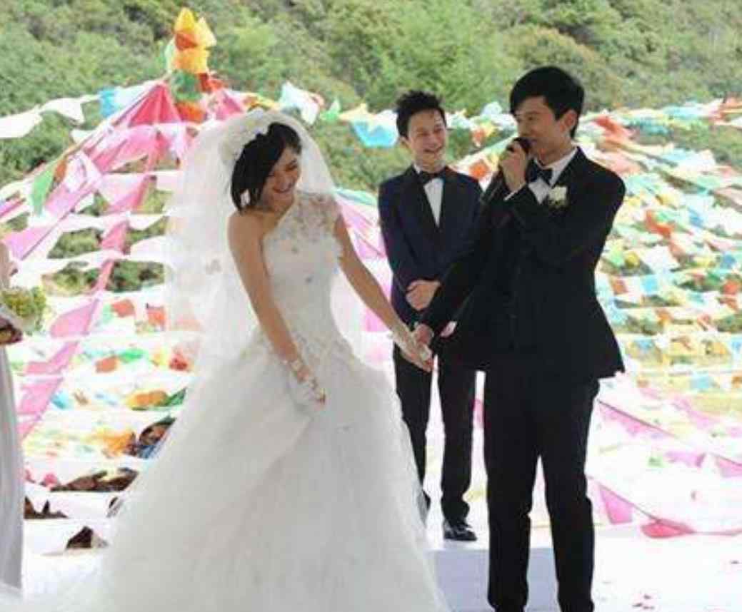 黄磊说何炅结婚了 那些年何炅主持过的婚礼，有钱不一定请得到，最后一对太意外