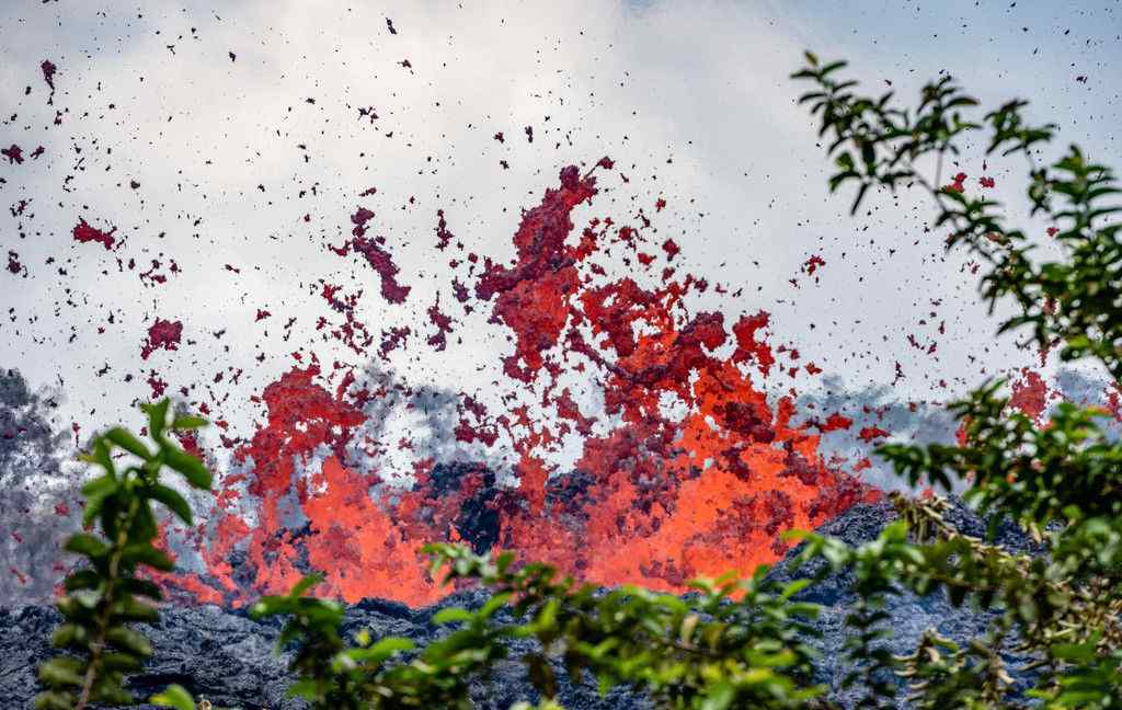 摄影师冒死拍基拉韦厄火山喷发场面