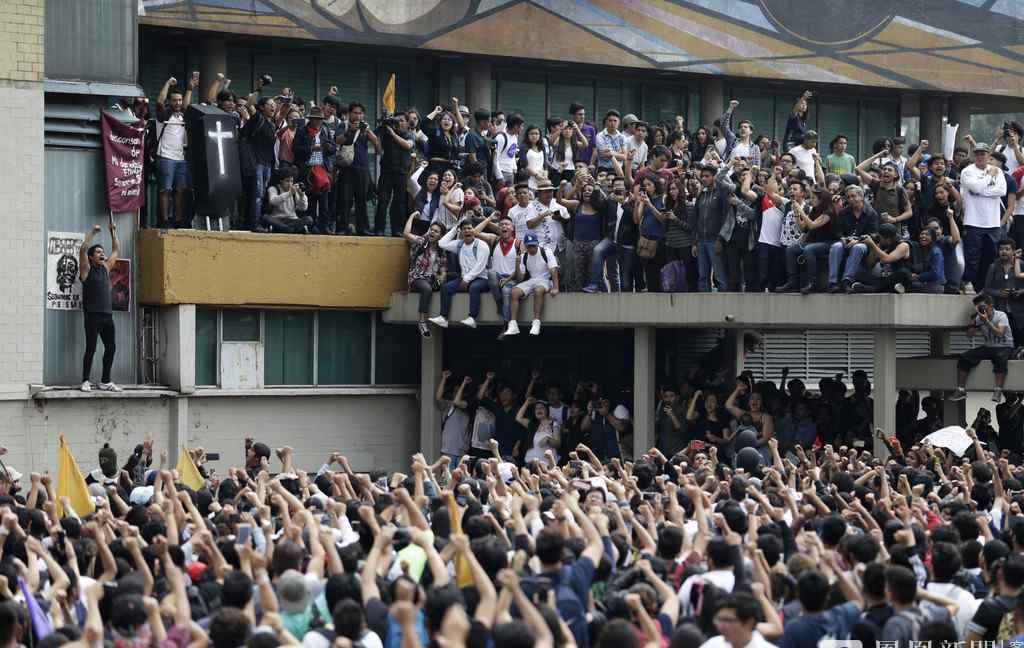 墨西哥校园恶棍引数千大学生抗议