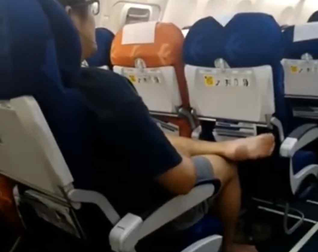 奇葩男子飞机上脱鞋还不停抖脚 刺激气味把乘客熏崩溃