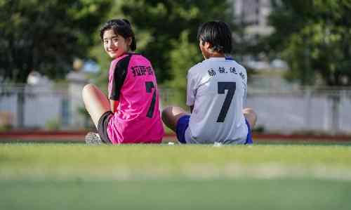 藏族女孩在男子足球队当队长 女孩混进男子足球队