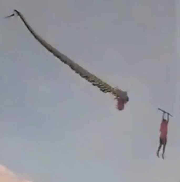 12岁男孩被巨型风筝带上天 被风筝卷上天的孩子怎么样了