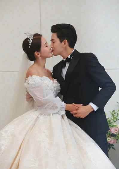 组图:韩歌手米娜嫁26岁男友浪漫热吻 相差17岁母子恋引热议