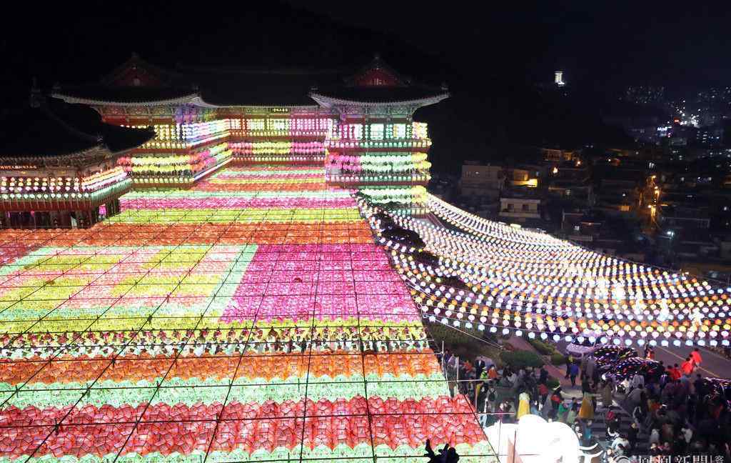 韩国釜山寺庙点亮5万灯笼迎节日