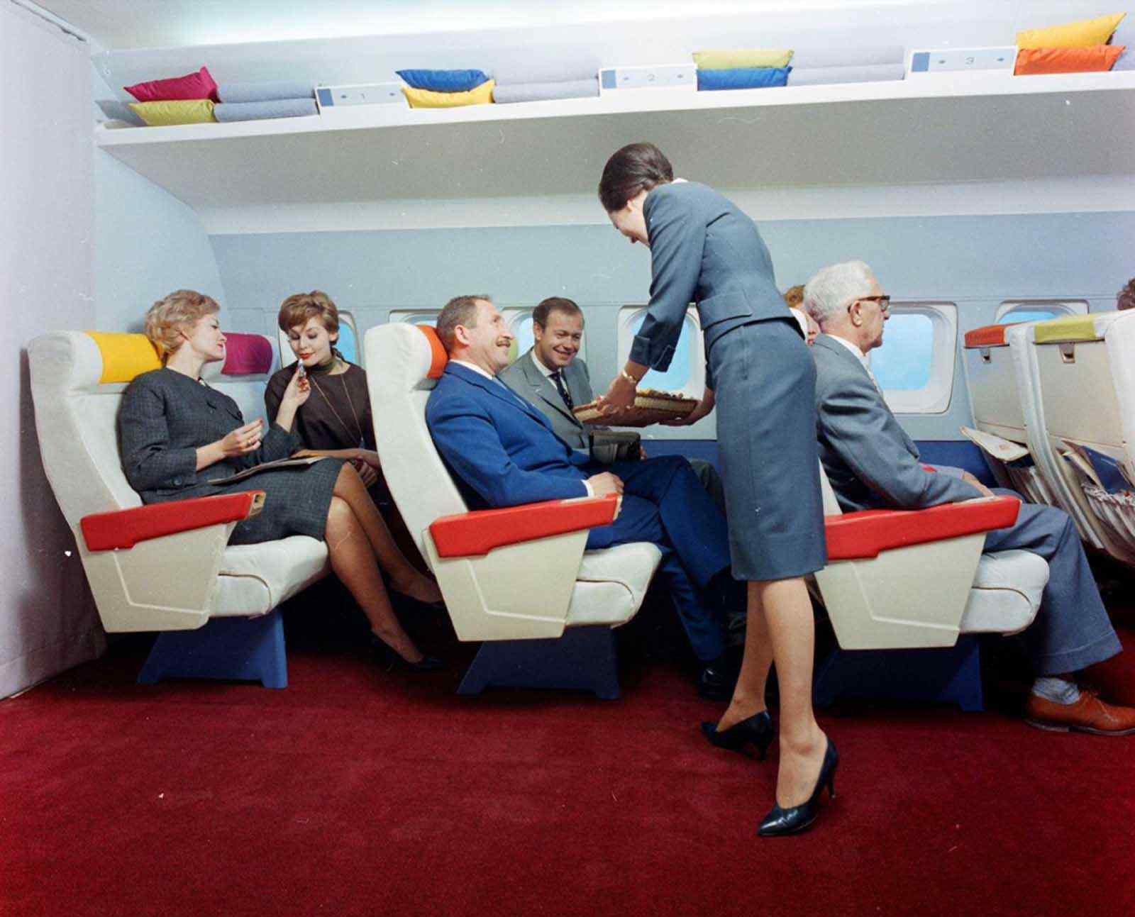 20世纪60年代的飞机头等舱 看起不输现在