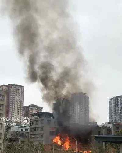突发绵阳城区一居民点发生火灾火势凶猛、浓烟滚滚…