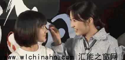 张子枫帮王圣迪整理头发上热搜，什么情况