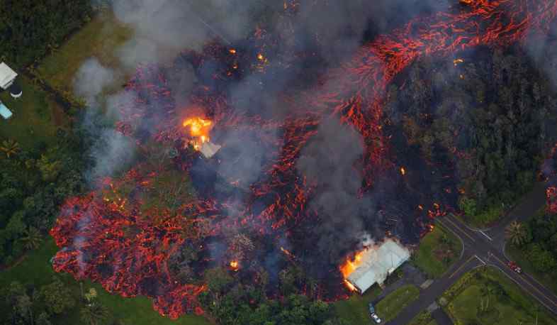 夏威夷火山喷发岩浆蔓延数十米