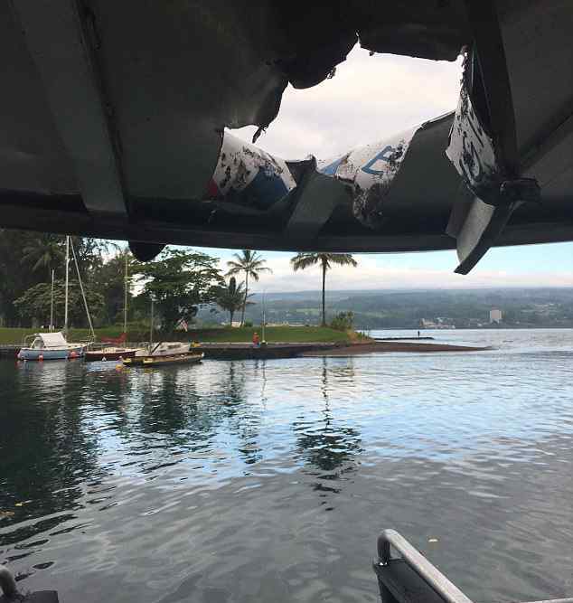 夏威夷:游客看火山 船被岩浆击穿
