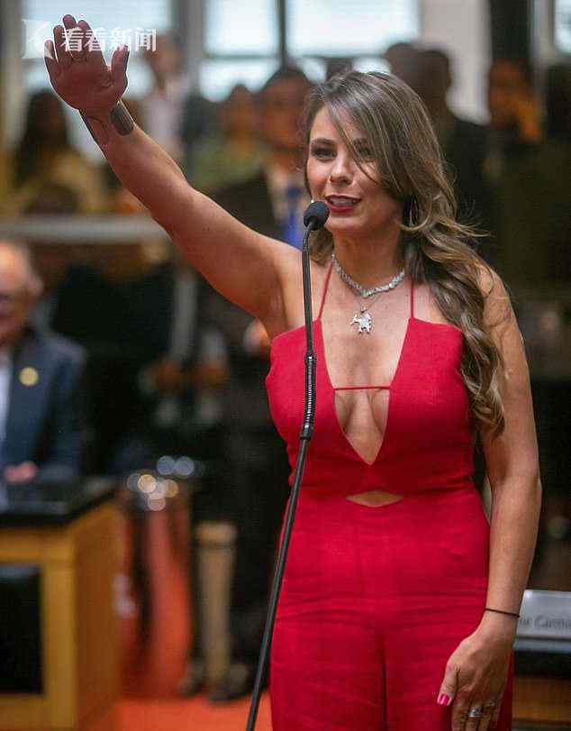 巴西女议员就职仪式穿着性感引争议