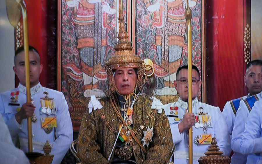 泰国国王与保镖结婚3天后正式加冕 戴上7公斤重王冠