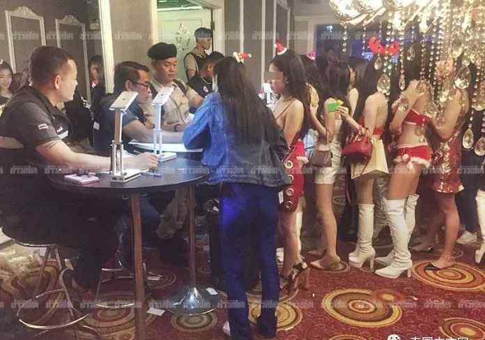 泰国警察突击娱乐场所 现场曝光 都是美女和毒品