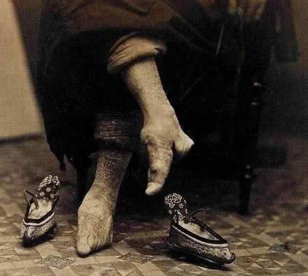 清朝最恐怖的老照片：畸形裹脚妇女 慈禧出殡画面太诡异
