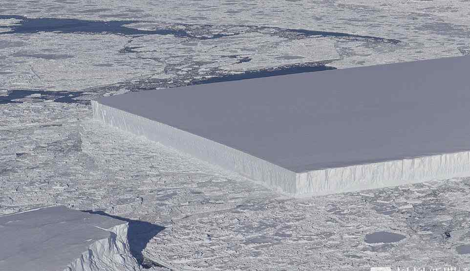 南极惊现罕见巨大方块冰山 棱角分明如同用刀切成