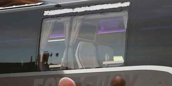 皇马大巴被利物浦球迷袭击窗玻璃碎了 究竟是怎么一回事?