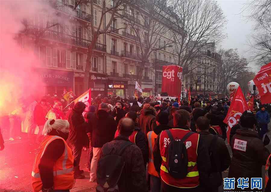 法国为什么爆发全国大罢工 150万人游行示威现场