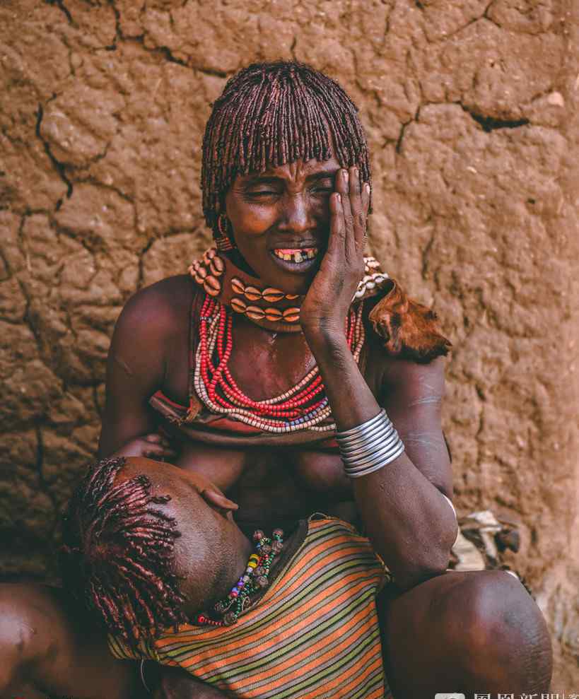 非洲古老部落 女孩嘴唇嵌大木盘