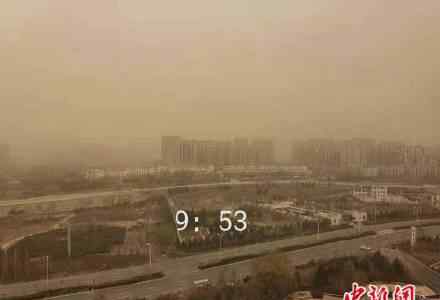 内蒙古沙尘7分钟“淹没”一栋楼 北京一场“泥雨”网友直呼“太酸爽”