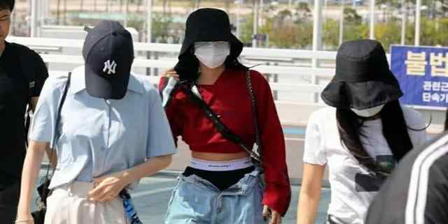 韩国女星华莎机场不拉裤子拉链惹争议