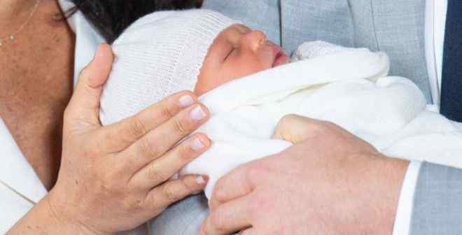 哈里王子的混血宝宝首批照片来了2天大的他长这样