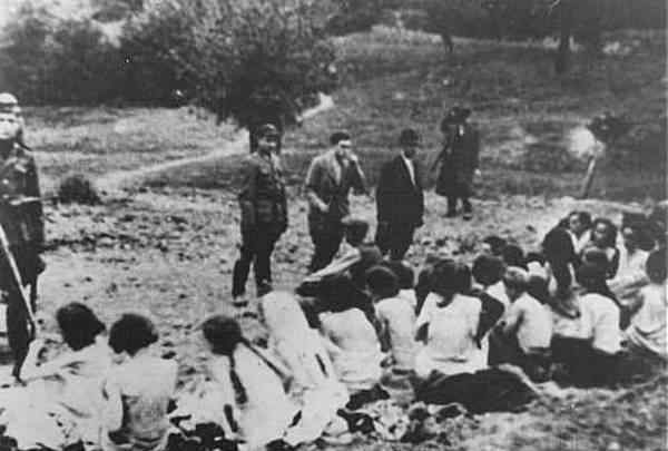 二战期间纳粹脱光屠杀犹太妇女 做人体试验品画面