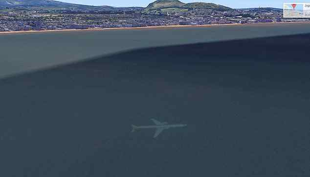 谷歌地图上发现一架＂海底＂的飞机