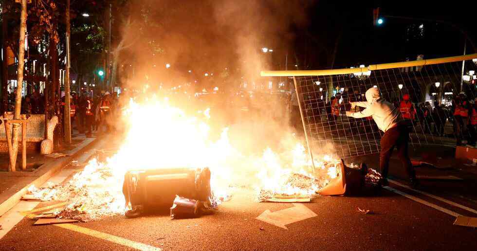 西班牙巴塞罗那又发生骚乱 万人涌上街头与防暴警察对峙