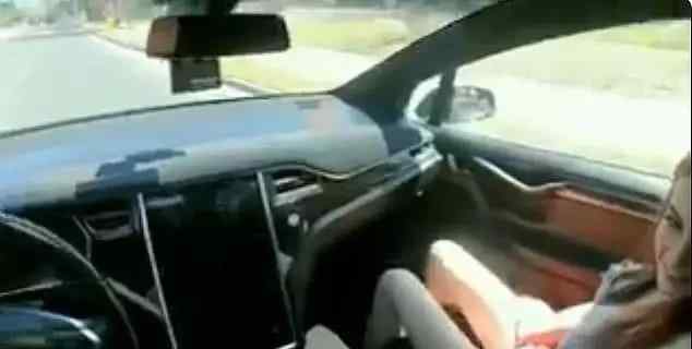 特斯拉不雅视频：情侣自动驾驶拍车震视频 撞翻驾驶仪成红人