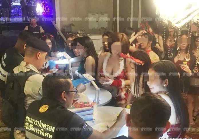 泰国警察突击娱乐场所 现场曝光 都是美女和毒品