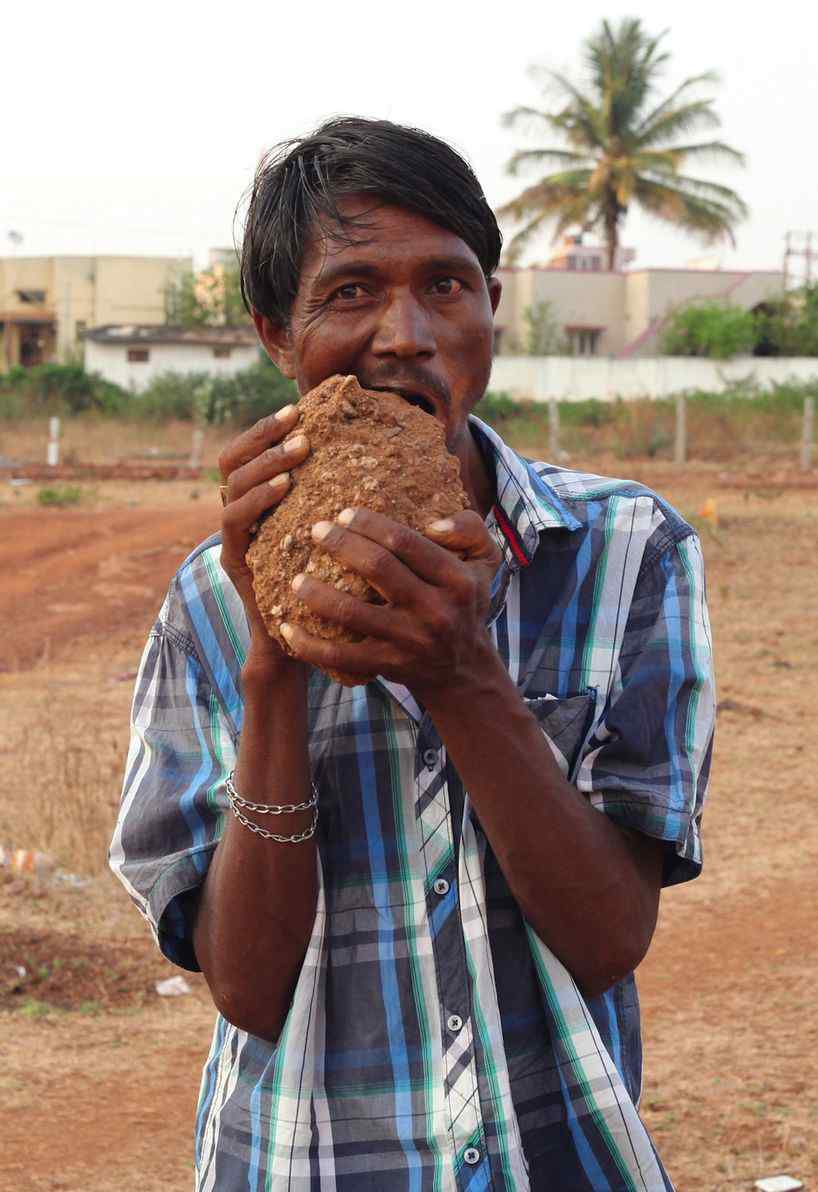 印度吃砖头男子视频：20年不吃饭,坚持每天吃砖头