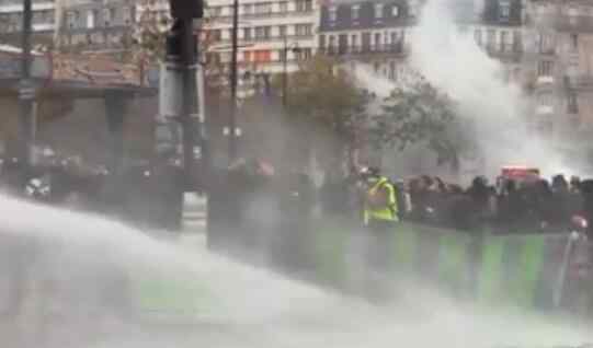 法国“黄马甲”示威活动一周年，示威者再走上街头进行暴力活动