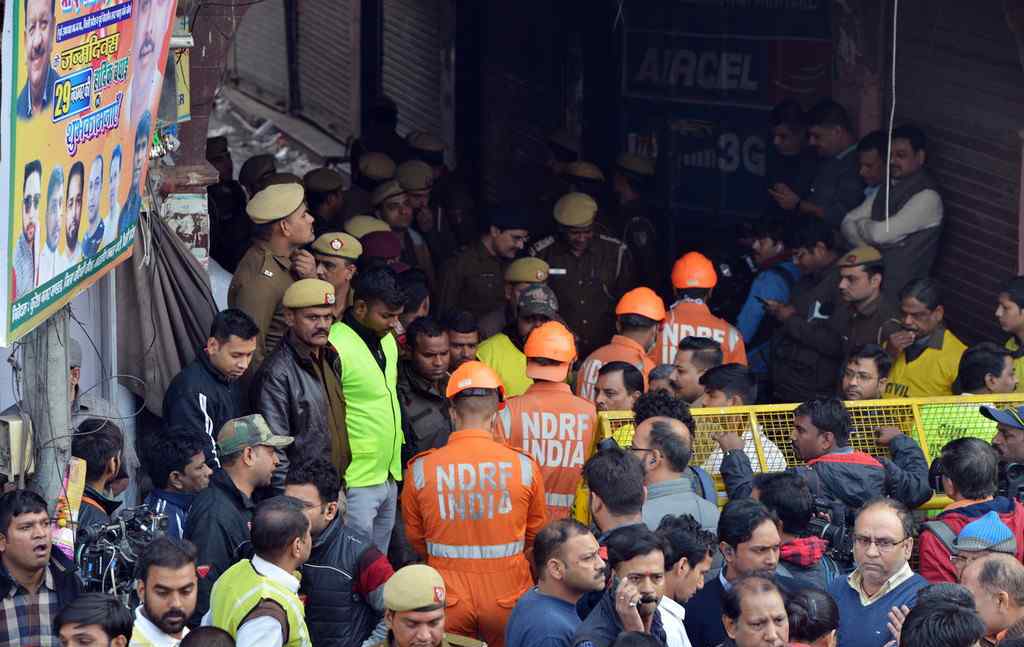 印度新德里一家箱包生产工厂发生火灾，至少43人死亡