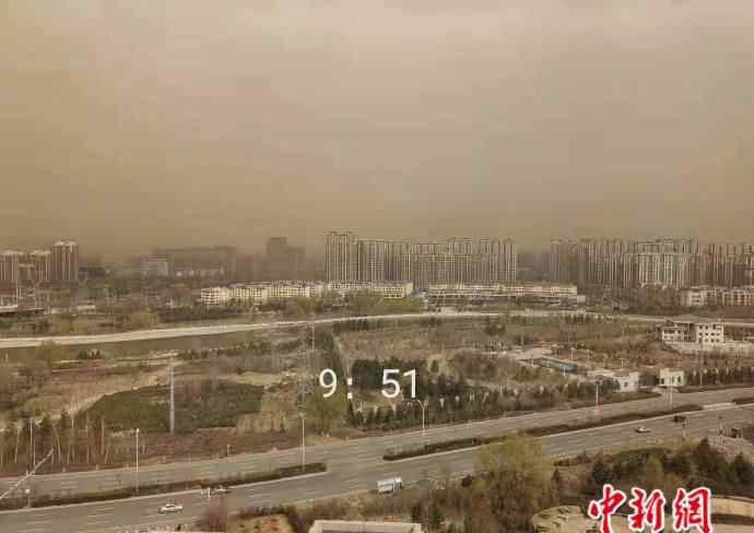 内蒙古沙尘7分钟“淹没”一栋楼 北京一场“泥雨”网友直呼“太酸爽”