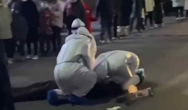 防疫医护摘口罩救人