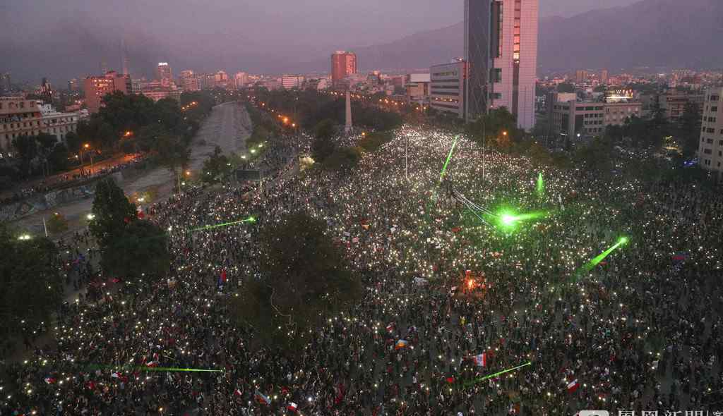 智利骚乱原因是什么智利骚乱现场示威者用镭射灯干扰直升机