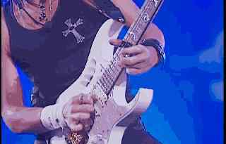 谢霆锋摔吉他 十几岁在台上砸吉他的谢霆锋现在怎么这么可爱了？