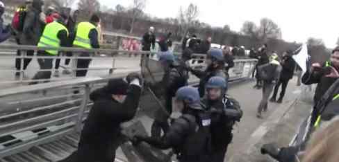 法国拳王克里斯托夫·德廷格拳打警察