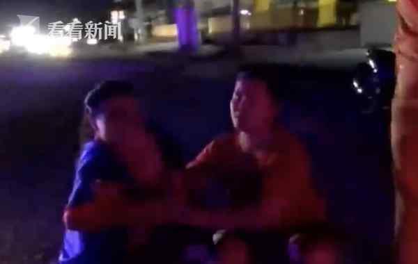 泰国男子与妻吵架赌气坐路中央 结果被车撞倒身亡
