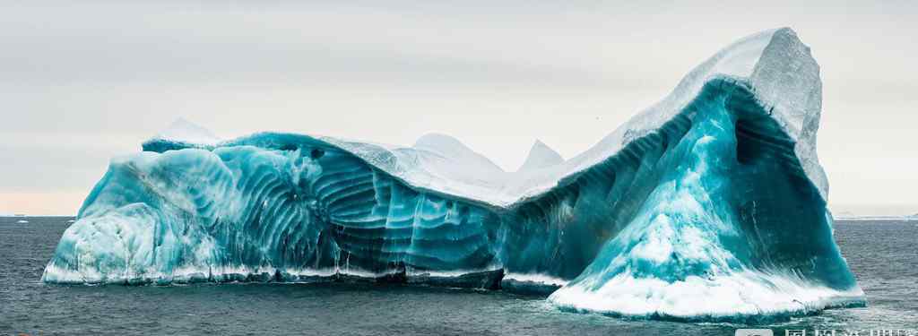 摄影师在南极拍到罕见翡翠冰山