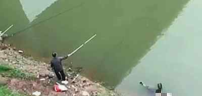 23岁男性浮尸漂至河岸边 大爷在一旁淡定钓鱼