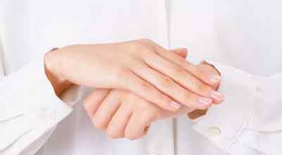 手指类风湿自我疗法 手指类风湿如何治疗，患者可以常掰手指